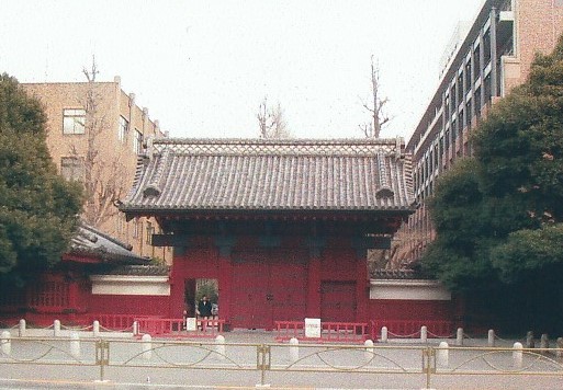 東京大学の代名詞「赤門」は前田家に嫁いだ将軍家斉と側室於美代の方の溶姫の専用門